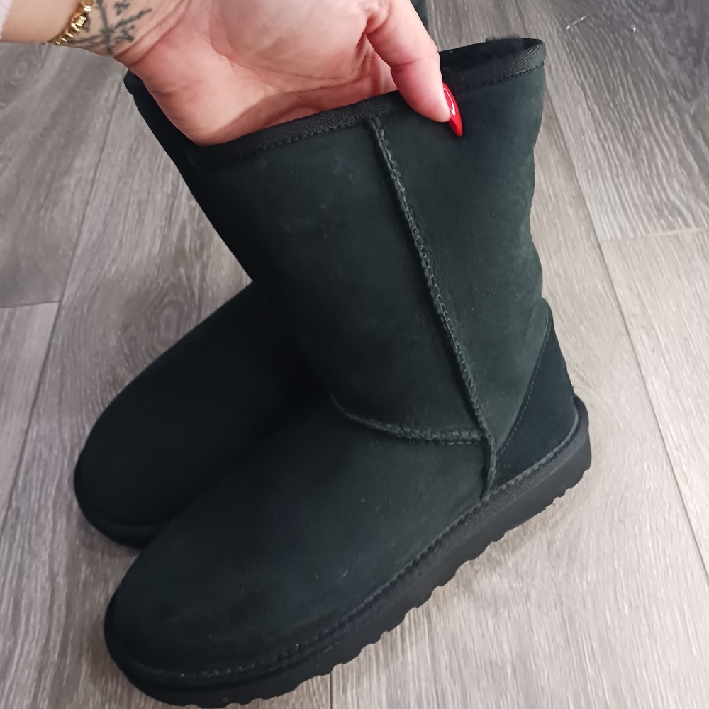 Like New UGG Boots Classic Short II